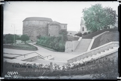 Tallinn, Vaade Skoone bastionilt Suure rannavärava eesväravale ja Paksule Margareetale.  duplicate photo