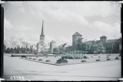 Tornide väljak linnamüüri ja viie kaitsetorniga, tagaplaanil Oleviste kiriku torn.  duplicate photo