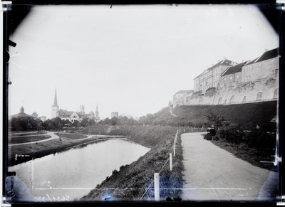 View of Šnelli's tigue and Toompea. On the left the Oleviste Church.  On the horizon of the construction stage building Nunne tn 18.  duplicate photo