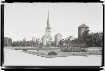Tallinn, Näituste väljak (Tornide väljak) - Grusbeke-tagune-, Eppingi-, Plate-, Köismäe-, Löwenschede torn.  similar photo