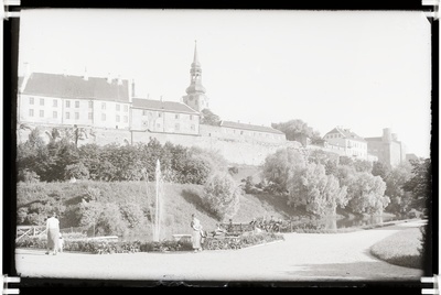 Tallinn. Toompark (Snelli park) Snelli tiik, esiplaanil purskkaev, tagaplaanil Toompea.  duplicate photo