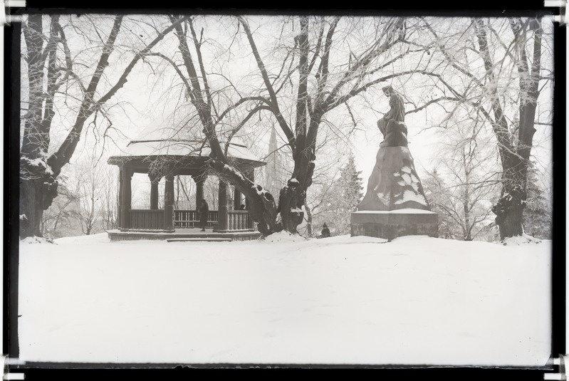 Tallinn, Vanalinn, Linda mägi. Paviljon ja skulptuur Linda (skulptor  August Weizenberg)