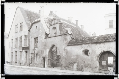 Tallinn, Vene tänav. Tallinna Peeter-Pauli katedraali värav.  duplicate photo
