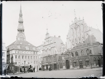 Riia Mustpeade maja, vasakpoolse hoone taga Peetri (St. Peter) kiriku torn.  similar photo