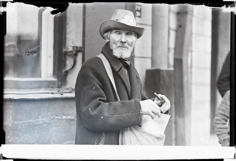 Vana lehemüüja vaskse numbrivõruga kaabul.