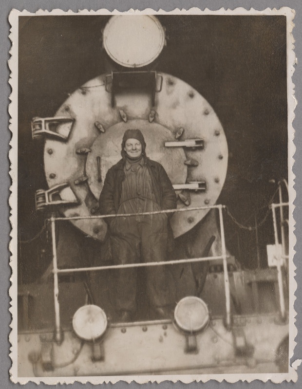 Alar Klaassen reisirongi auruveduri Su98-28 ninas platvormil, 1950. aastad.