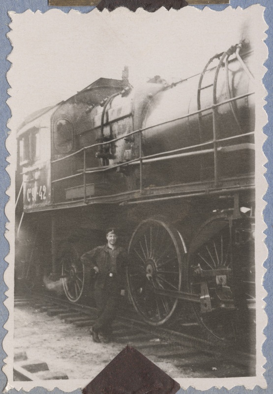 Vedurimees reisirongi auruveduri Su97-42 kõrval, 1950. aastad