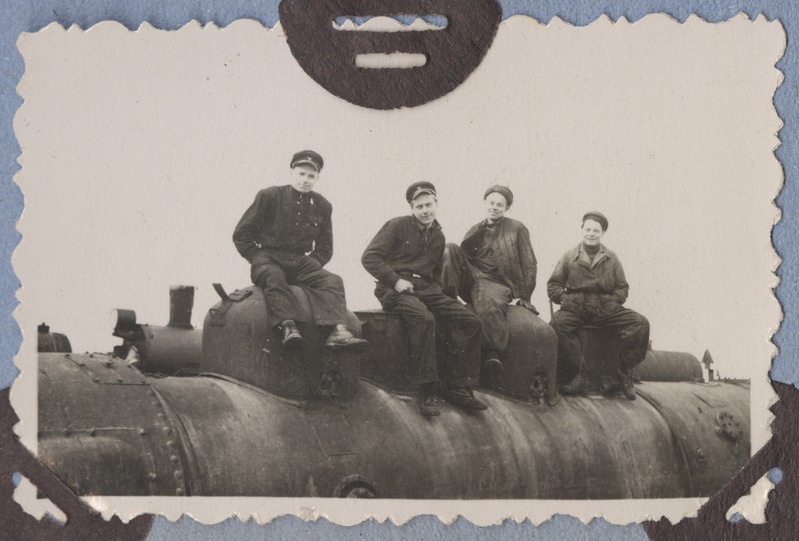 Alar Klaassen teiste raudteelastega lammutatava auruveduri katlal, 1957.