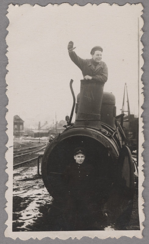 Alar Klaassen kaaslastega vana auruveduri jäänustel naljatamas, 1957.