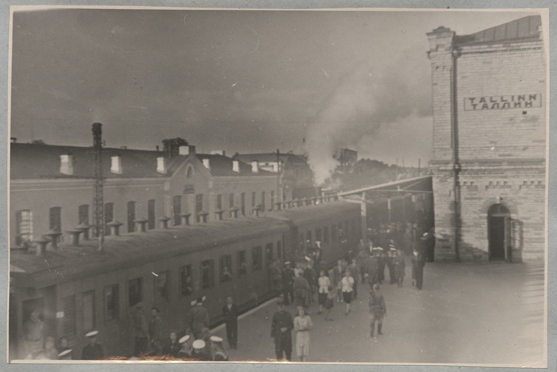 Tallinn-Balti vaksali taastamine 1944-1945: Leningradi suunduva rongi ärasaatmine jaamas, 1945.