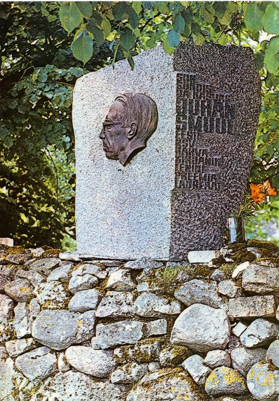 Juhan Smuuli mälestuskivi Muhus  Koguva Tooma talu kiviaial (skulptor Mati Varik).