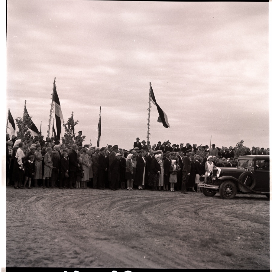 Pärnumaa, K. Päts Tahkuranna monument, people.
