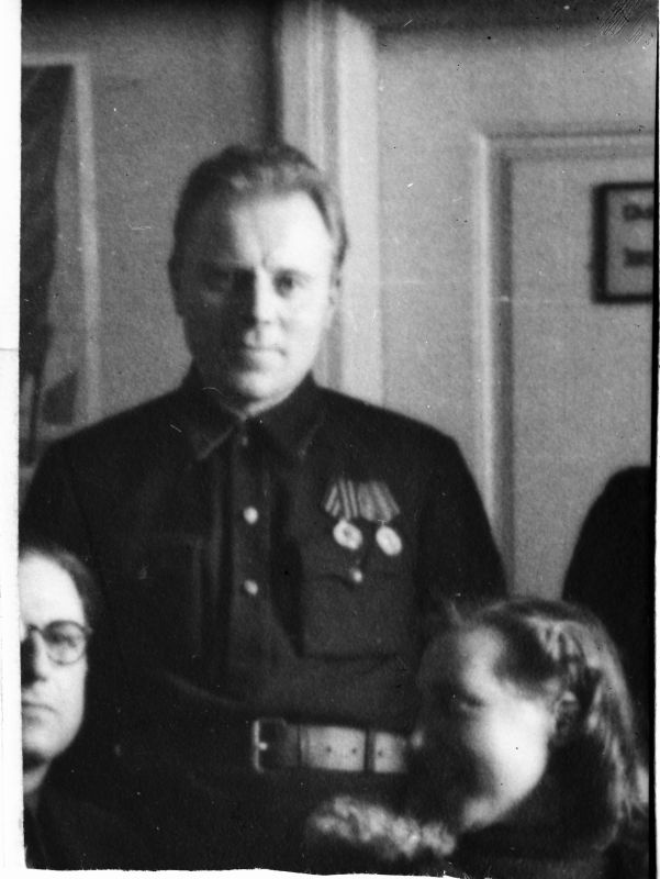 Negatiiv. Urb, Karl Ivani p. (sünd 28.IX 1907). Võttis osa kodusõjast Siberis Koltðaki tagalas ning Suurest Isamaasõjast. 1946.a.
Kopeerija: M. Arro, 1967.