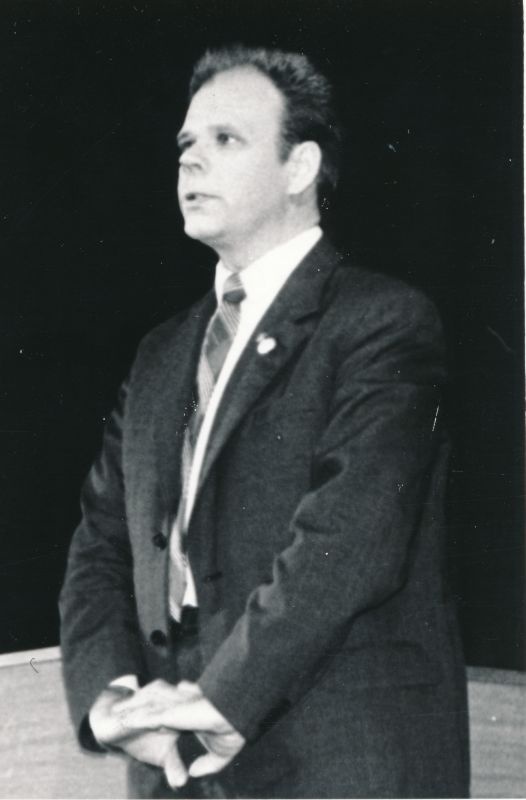 Foto. Mart Saar - 100. Valdo Rumessen kõnet pidamas Haapsalu kultuurimajas.  11.november 1982.a.
Foto: Tenno Sillaste.