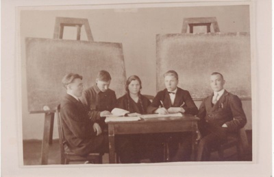 Foto. Läänemaa Õpetajate Seminari retoorika ringi liikmed 1923.a. Haapsalu Gümnaasiumi ruumes.  duplicate photo