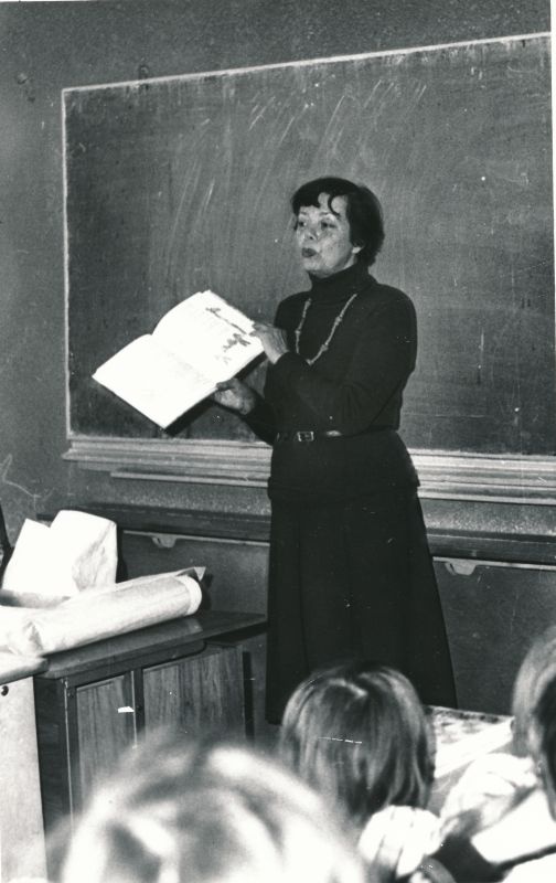 Foto.  Kirjanik Dagmar Normet Haapsalu Sanatoorses Internaatkoolis lasteraamatunädala puhul. 7. aprill 1982.a.
Foto: Tenno Sillaste.