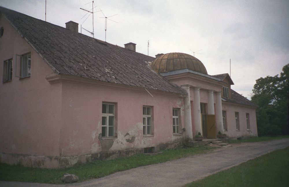 Valtu Manor sidewalk