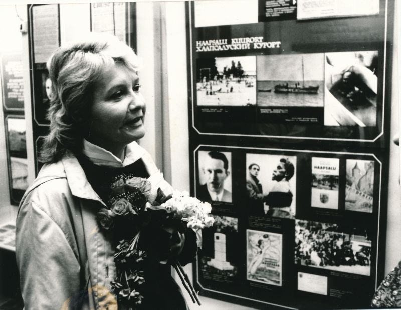Foto. Ernst Enno tütretütar, kirjanik Elin-Kai Toona Läänemaa Muuseumis 19.aprillil 1990.a.
Foto: Mihhail Naumov.