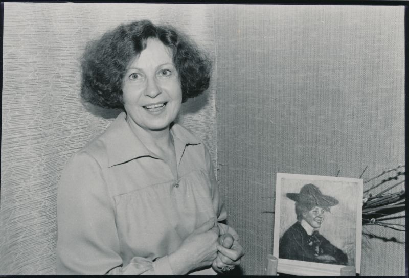 Foto. M.Underi 110. sünniaastapäevale pühendatud luuleõhtul keskraamatukogus luges luuletusi Ivi Lepik. 15.03.1993.a.