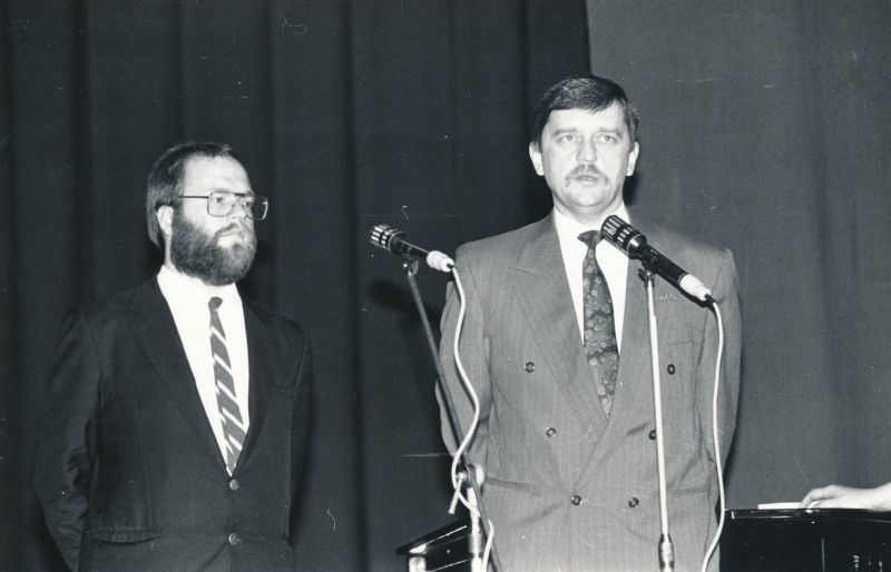 Soomeugri hõimupäevad Haapsalus 19.10.1991. Fotol: J.Reuter (USA) ja maasekretär H.Danilov. Mustvalge.