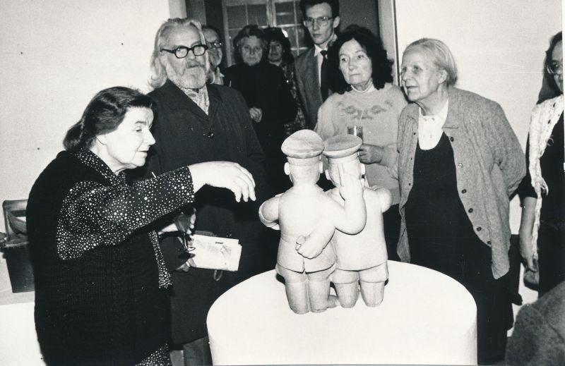 Foto. E.Mardna näitusel Läänemaa Muuseumis. Fotol: E.Mardna, J.E Sedman, H.Rääli, J.Liit. Mustvalge.