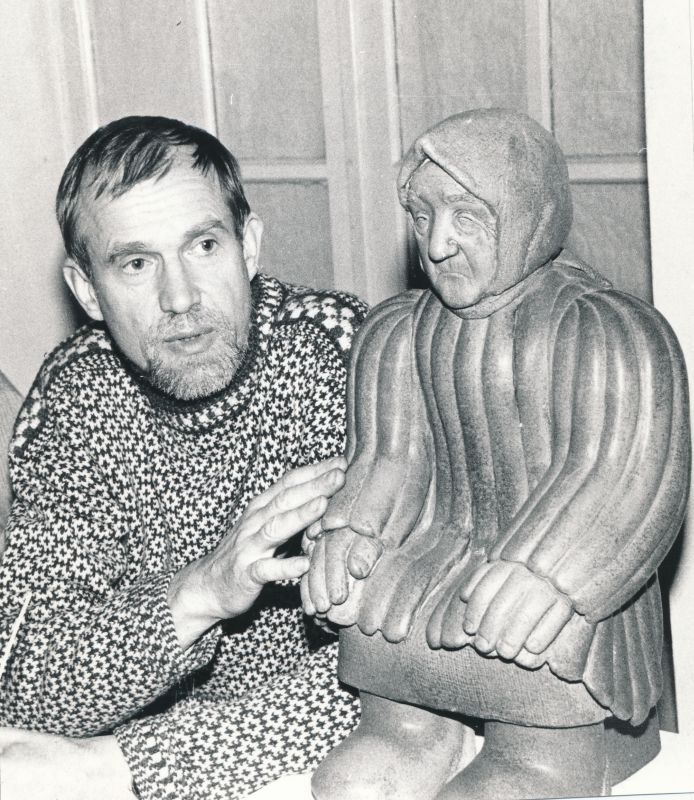 Foto. E.Mardna näituse kujundaja T.Lauk näituse avamisel Läänemaa Muuseumis 25.10.1991. Mustvalge.