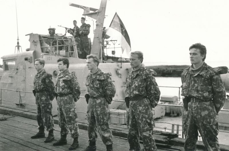 Foto. Läänemaa Jäägrikompanii mehed Vene armeelt hõivatud kaatriga Haapsalu Bürgermeister holmil. 1992.a. Mustvalge.