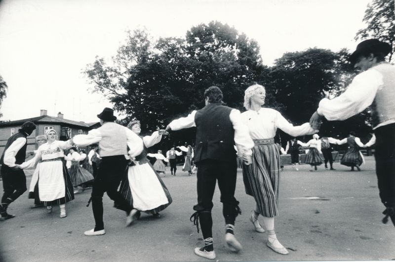 Foto. Valge Daami päevadel 22.-25.08.1991.a. Rahvatantsijad Haapsalus lossiplatsil. Mustvalge.