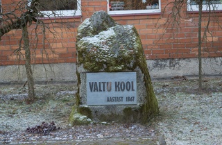 Monument stone in the courtyard of Valtu School rephoto