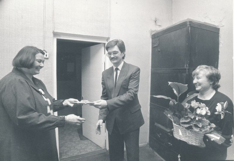 Foto. Läänemaa Keskraamatukogu 125 aastane. 29.11.1991. Fotol vasakult : M.Ektermann, A.Lipstok, L.Pukspuu. Mustvalge.