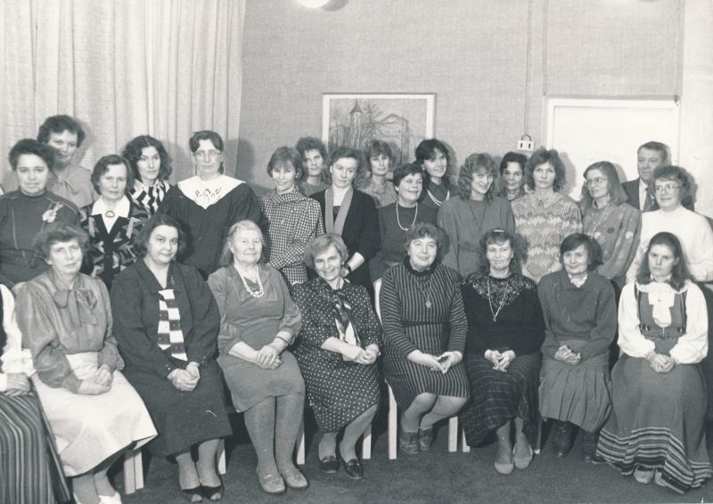 Foto. Läänemaa Keskraamatukogu 125 aastane. 29.11.1991. Praegused ja endised töötajad. Mustvalge.
