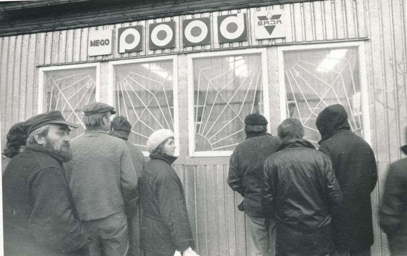 Foto. 26.11.1991. avati Uuemõisas AS "Mego" autoosade pood. Mustvalge.