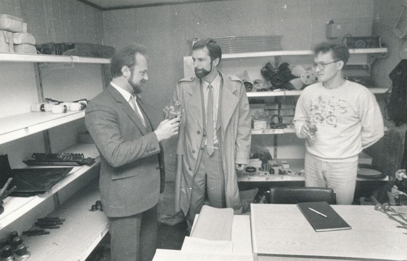 Foto. Uuemõisas AS "Mego" ja "Erja" autoosade poes. 26.11.1991. Fotol: J.Toomsalu, Ü.Mell koos müüjaga.