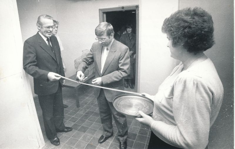 Foto. Samaaria poe avamine Haapsalu teenindusmajas 09.11.1991. Fotol vasakul Jüri Nõlvak ja Lea Kallas. Mustvalge.