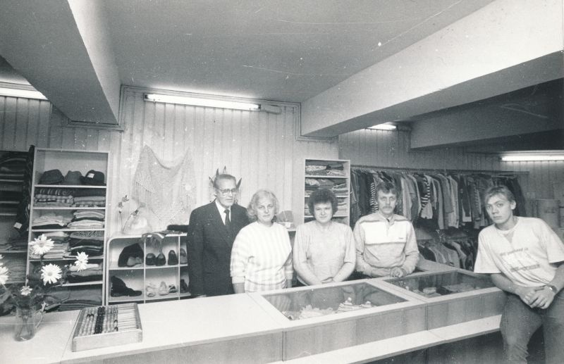 Foto. Samaaria poes Haapsalu teenindusmajas 09.11.1991. Fotol: J.Nõlvak, M.Nõlvak, L.Kallas. Mustvalge.