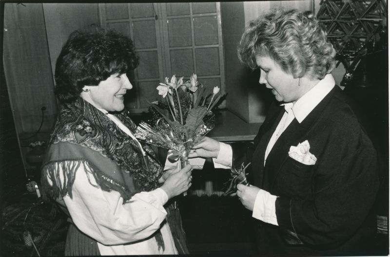 Foto. Läänemaa Muuseumi direktori Õnne-Eha Kabritsa lahkumisõhtu, 23.12.1992. Paremal Rutt Holm.
