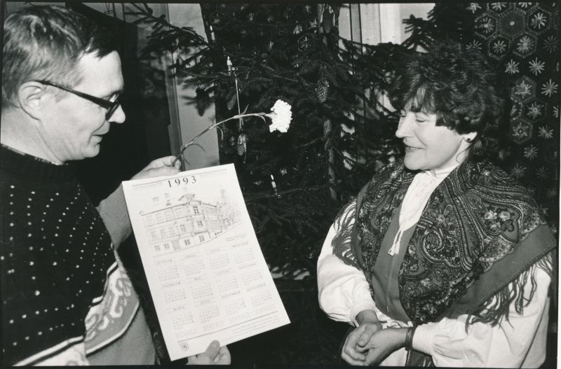 Foto. Läänemaa Muuseumi direktori Õnne-Eha Kabritsa lahkumisõhtu, 23.12.1992. Jüri Kivitikk vasemal.