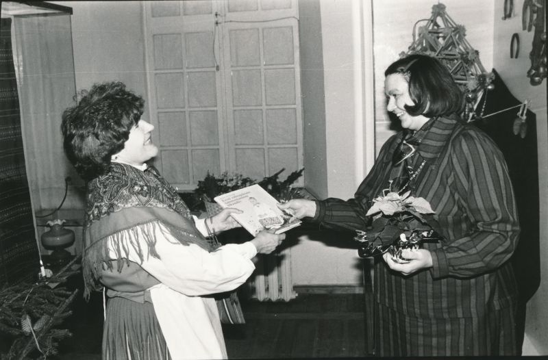 Foto. Läänemaa Muuseumi direktori Õnne-Eha Kabritsa lahkumisõhtu, 23.12.1992. Mare Ektermann paremal.