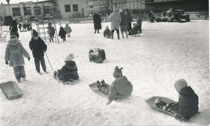 Foto. Vastlapäev Haapsalu 1. Lastepäevakodus Nurme tn. 2. 23.02.1993.a. Mustvalge.