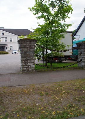 Rakvere. Endise mõisahoone tänavapoolne aed rephoto