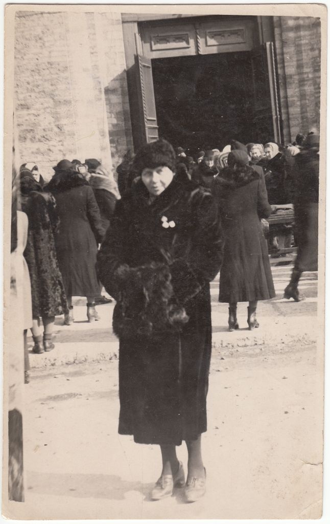 Elmar Anniko's mother in Tallinn in front of the Church of Kaarli