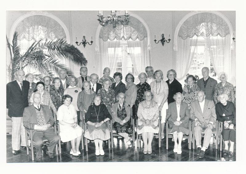 Foto.  Läänemaa Õpetajate Seminari lõpetajate 11. kokkutulek kooli 69. aastapäeval Uuemõisas 07.1990.