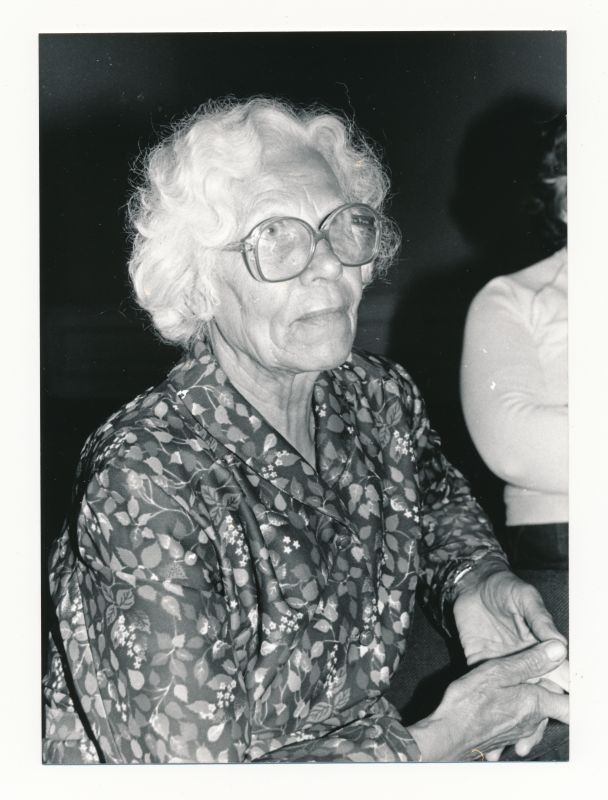 Foto. Helga Kariis, Läänemaa Õpetajate Seminari vilistlane, kokkutulekute organisaator 07.1990