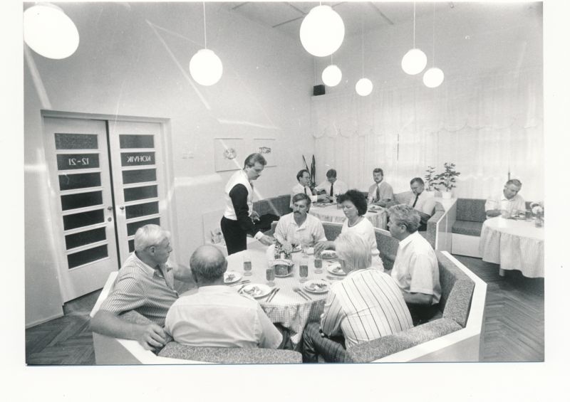 Foto.  Haapsalu "Pipi" pansionaadi kohvikus. Oktoobris 1990.