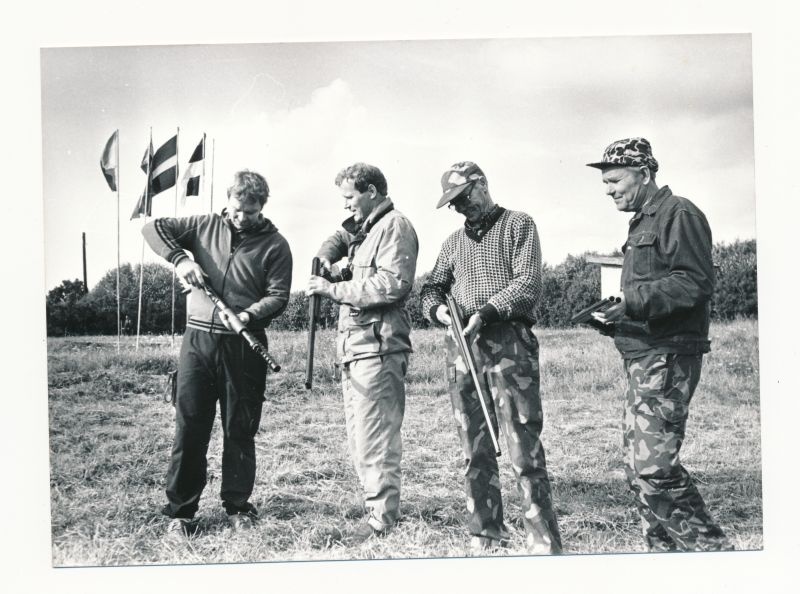 Foto.  "Metspahr `90" Viie riigi jahilaskjad Läänemaal Silmal 09.90. Soome jahimehed.