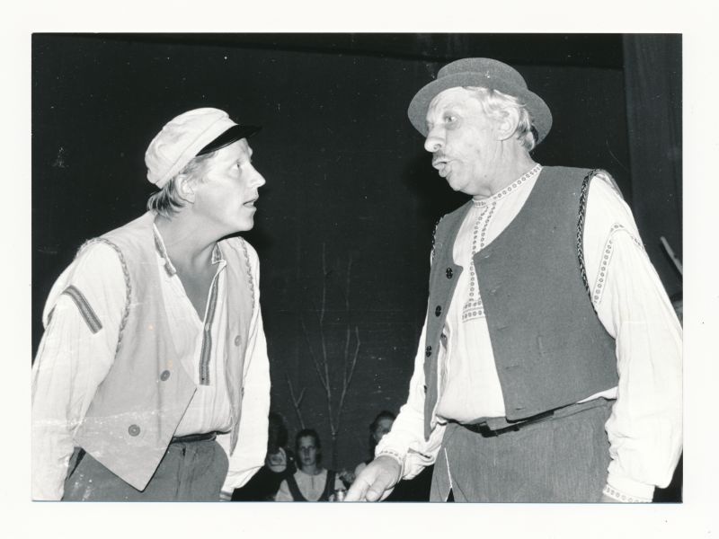 Foto.  L.Vali ja J.Kasonen, Maiju Lassila "Noores möldris" . Teater "Randlane" etendus. 02.08.1990.