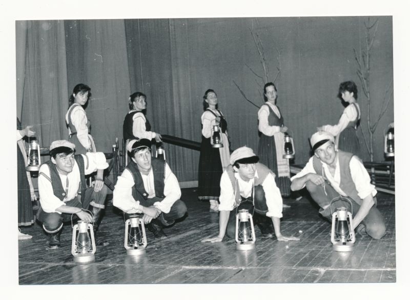 Foto.  M. Lassila "Noor mölder" harrastusteater "Randlane" esituses Haapsalus 02.08.1990