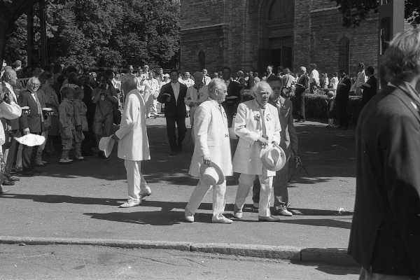 Photo-negative, XXI general song festival in Tallinn in 1990. Singing and dance leaders in front of the Church of Kaarli.