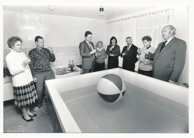 Foto. Taeblas 06.11.1990 avatud imikute ujutamisvanni ääres.  duplicate photo