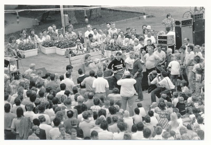 Foto. Valge Daami päevad 1990. Läänemaa rammumehe võistlus 05.08.1990
Nr.4 võitja A.Uspenski. Mustvalge.
